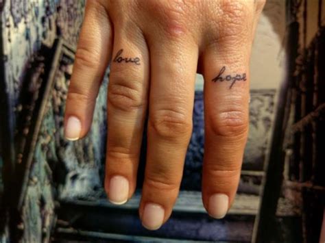 parmağa yazı dövmeleri